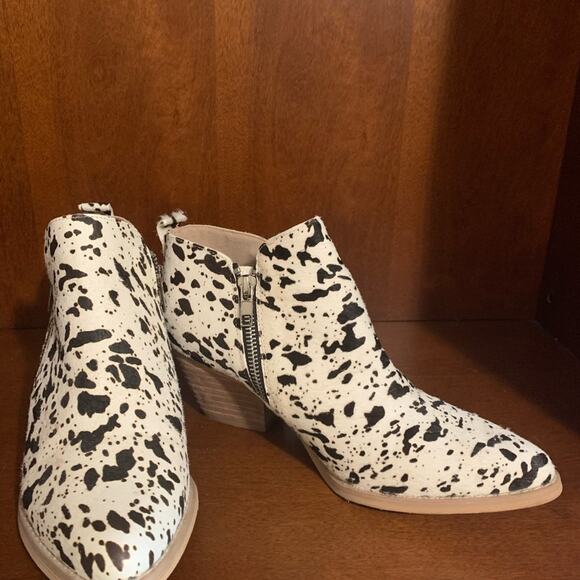 Very Volatile women’s leather Holstein pattern size 8 zipper ankle boots - Picture 1 of 11